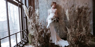 金发新娘在时尚白色婚纱与化妆