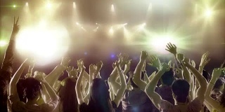 一群人聚会，在音乐会上跳舞的画面。RED EPIC电影摄影机慢动作拍摄。