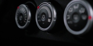 手动开关，调节空调，温度，旋钮在车内