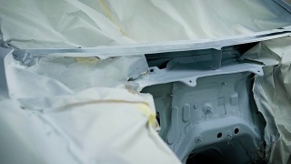 没有引擎盖和车轮的车身，是站在汽车修理厂准备喷漆的视频素材模板下载