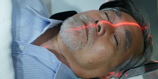 老人在医院用机器扫描他的眼睛。有医疗保健和医疗理念的人。4 k决议。