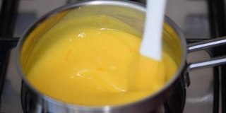 新鲜准备的柠檬蛋奶冻加果汁，放入平底锅，用搅拌器搅打