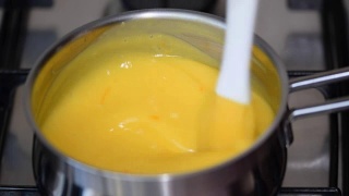 新鲜准备的柠檬蛋奶冻加果汁，放入平底锅，用搅拌器搅打视频素材模板下载