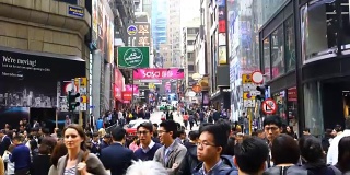 行人穿过香港市中心的街道
