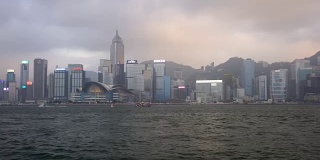 从维多利亚港眺望香港城市天际线全景。