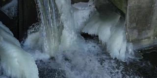 冬季冰上的瀑布