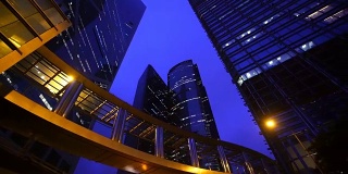 黄昏时分香港现代化的办公大楼