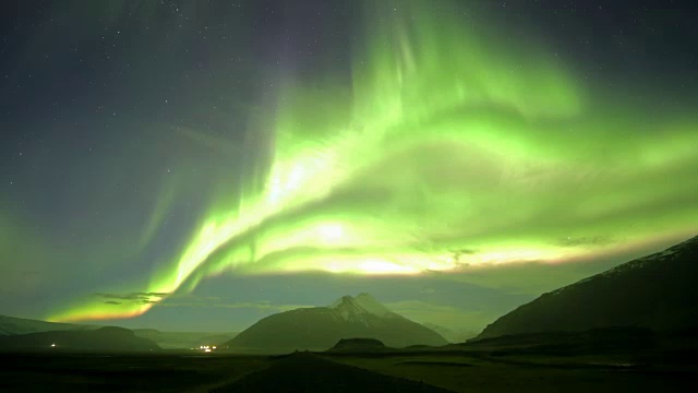 冰岛夜空中的北极光(极光)或北极光