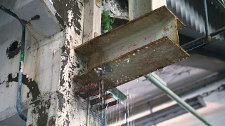 仓库里的雨水滴落视频素材模板下载