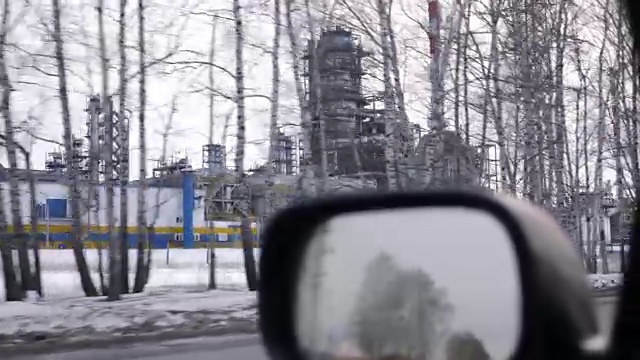 从车窗望向路边的炼油厂