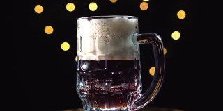 手工酿制的美味黑啤酒，黑啤酒或黑啤酒倒进玻璃杯里