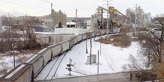 冬天雪地里的火车车场