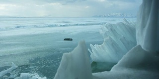 冰海或海洋上的冰山。