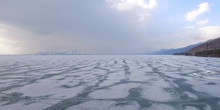 乘直升机在冰海或海洋上空飞行。