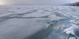 乘直升机在冰海或海洋上空飞行。