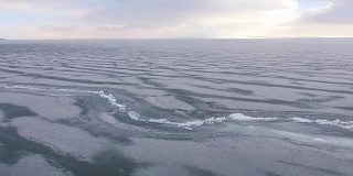 乘直升机在冰海或海洋上空飞行。