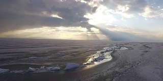 乘直升机在冰海或海洋上空飞行。