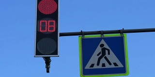 红绿灯。人行横道。