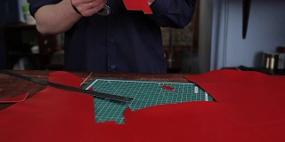 皮革厂的制革工人，为制作钱包的空白雕刻出一种特殊的图案