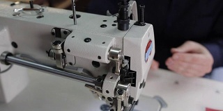 用缝纫机缝制皮革。缝纫机