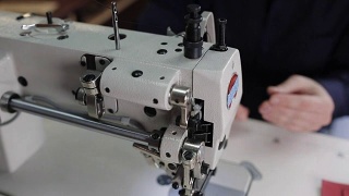 用缝纫机缝制皮革。缝纫机视频素材模板下载