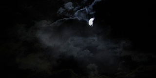 满月和云
