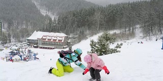 妈妈和三岁的女儿玩雪球