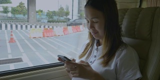 女人在开车旅行时使用手机