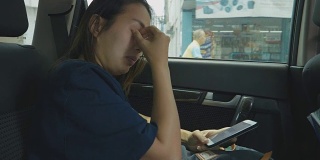 女人在开车旅行时使用手机