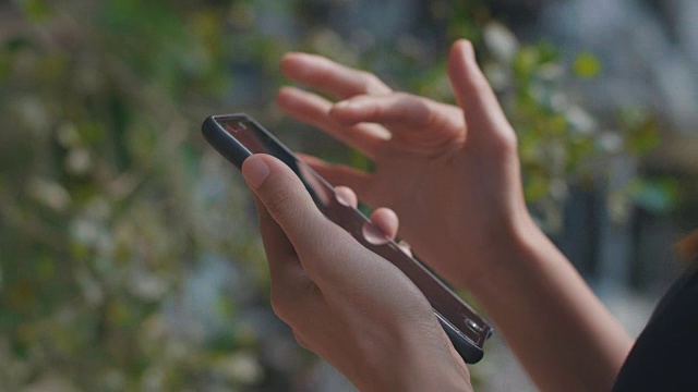 CU : Hand using smart phone