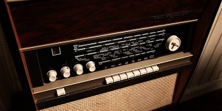老式收音机，那个人改变了老式收音机的频率，老式收音机的频率改变了