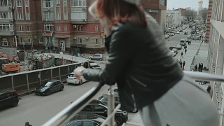 街头风情，女人在城市里喝咖啡视频素材模板下载