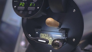 新鲜烘焙的咖啡豆视频素材模板下载