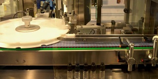 工业用机器人，用于在装有螺纹密封盖的瓶子中分配药物