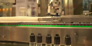 工业用机器人，用于在装有螺纹密封盖的瓶子中分配药物