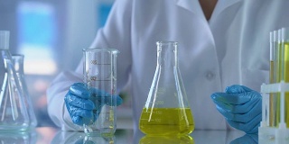 化学家浇注黄色物质试管，汽油质量分析，实验