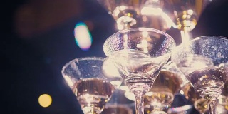 金字塔空的香槟酒杯在婚礼仪式设置
