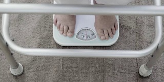 以体重秤衡量，她的体重为54公斤。