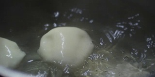用沸水煮饺子