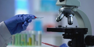 实验室助理采集血样用于遗传学检查，微生物学