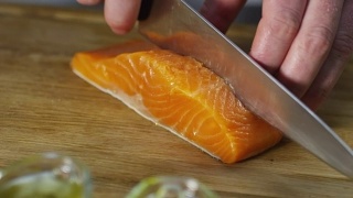 烹饪切鲑鱼片视频素材模板下载