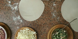 俯视图的厨师形成Khinkali饺子与奶酪