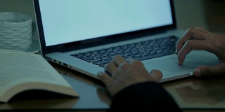 特写的年轻商人使用笔记本电脑/电脑的工作与白色屏幕在办公室有两种色调