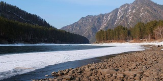 阿尔泰河卡顿附近的巴兰戈定居点冬季有冰雪