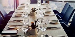 宴席装饰餐桌，用刀叉。近距离的优雅，装饰桌子准备一个豪华的晚餐。缓慢的运动。1920 x1080