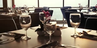 宴席装饰餐桌，用刀叉。近距离的优雅，装饰桌子准备在商务中心的豪华晚餐。缓慢的运动。1920 x1080