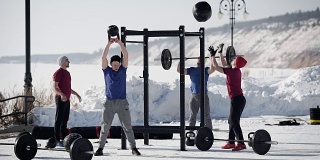 一群健美男子在冬季大自然中训练和锻炼