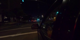 导演在加州的一个晚上开着一辆4k慢镜头的车
