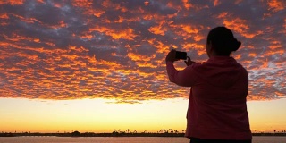 用4k慢镜头拍摄加州上空的红色血色云