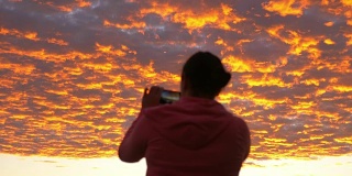 用4k慢镜头拍摄加州上空的红色血色云